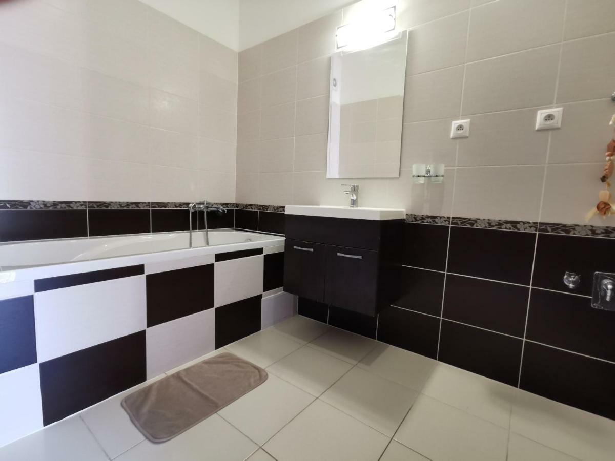 Apartment J&D Дунайска-Стреда Экстерьер фото